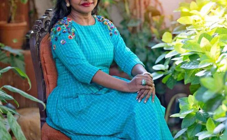 Picture-Perfect Solo Photography: 6 Mesmerizing Poses for Striking Self-Portraits