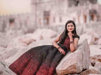 Solo Photoshoot Pose Ideas for Stunning Portraits